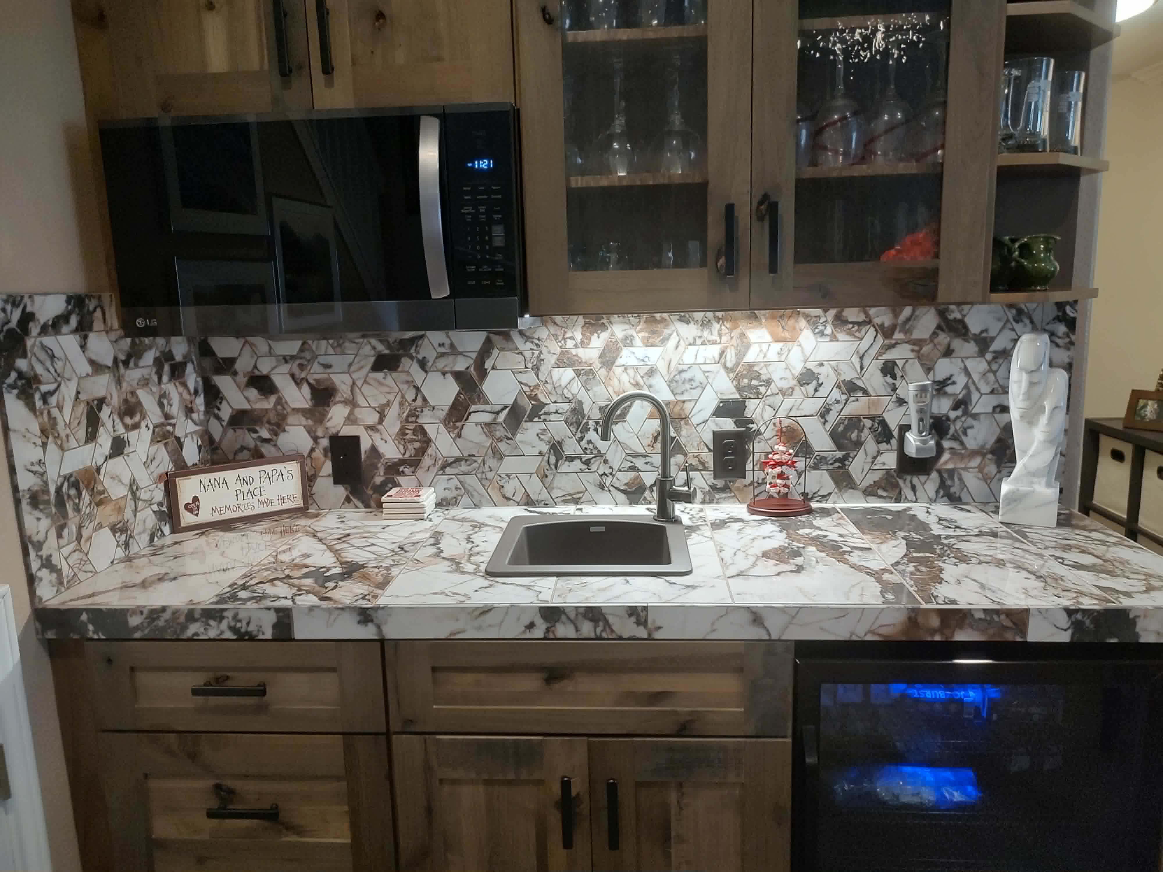 Geometrical Web Bar Backsplash & Counter