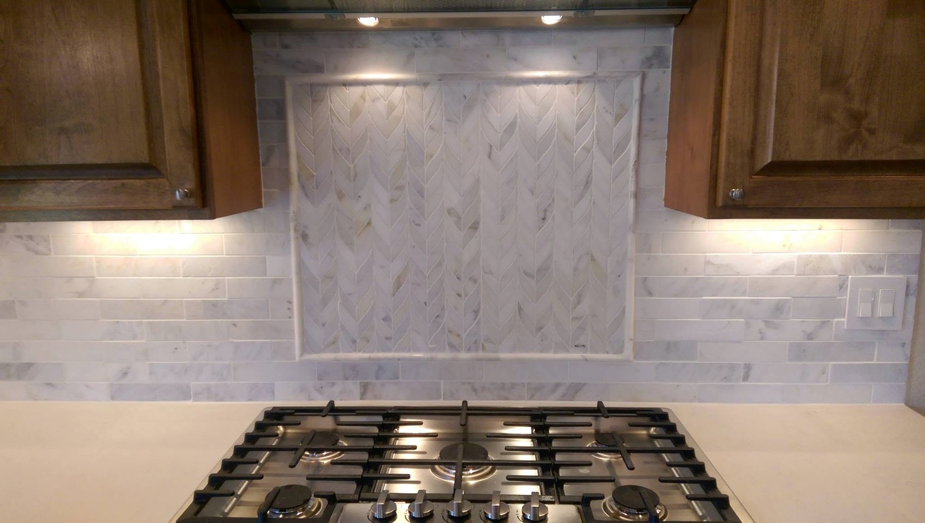 White marble backsplash with decorative inset